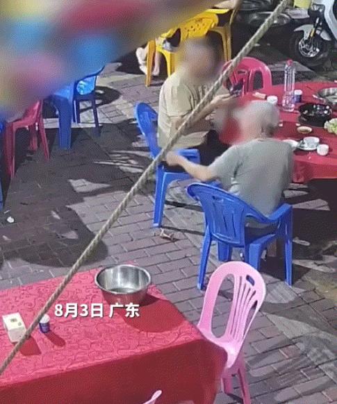 广东，一年轻小伙给大爷结账，大爷付款时竟将付款的钱拿在手里抖了两下后，直接把钱给
