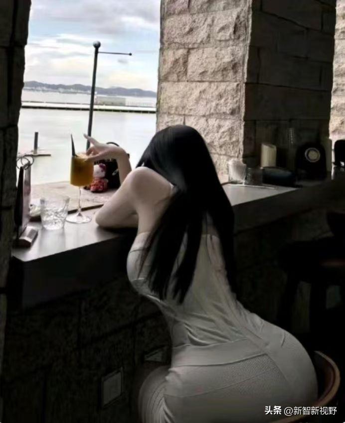 独自倚栏，静享湖畔时光，思绪随波荡漾