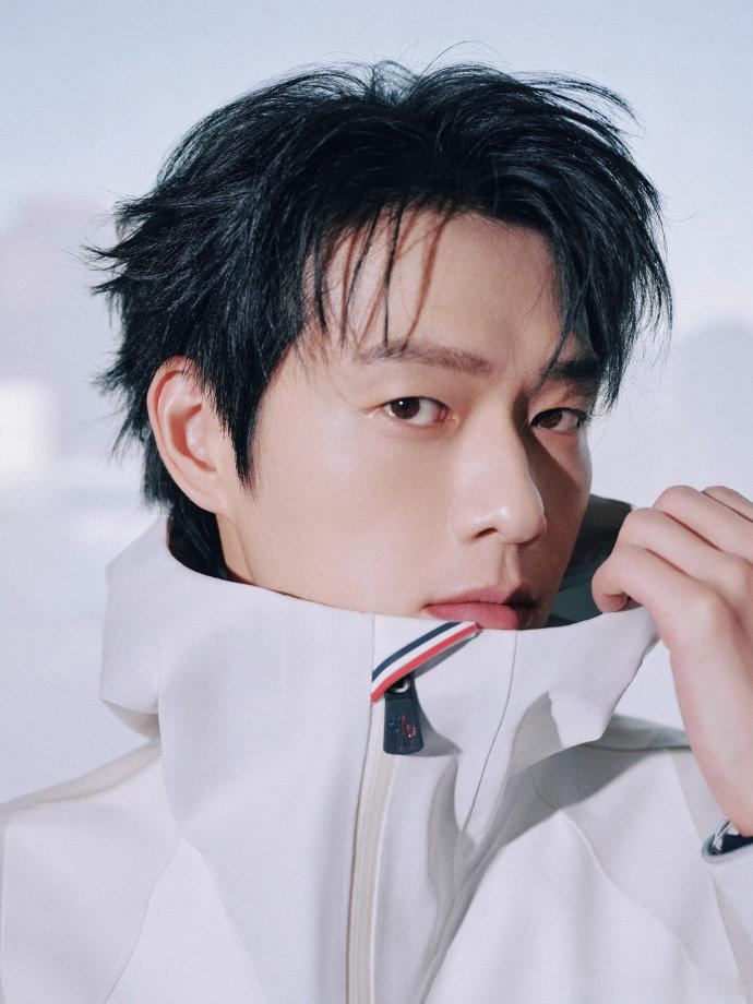 魏大勋最长的腿走最短的路  魏大勋最长的腿走最短的路，《周五晚高疯》里魏大勋顶着