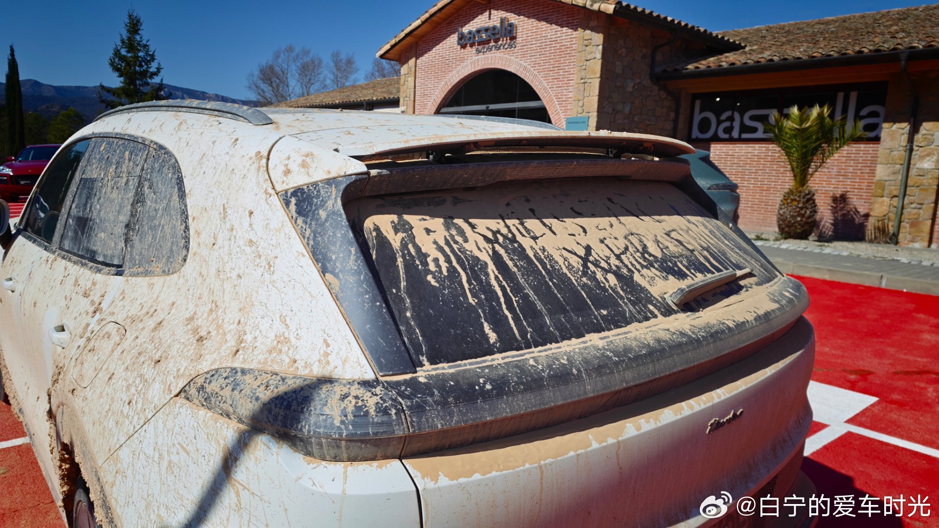 完了，给电动大卡宴造化成这样了，恐怕是走不了了…… 