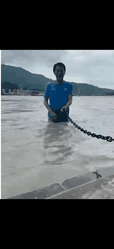 印度网友不买账，日本驻印度大使装X失败。

仔细看图一，这位日本大使的头部，并没