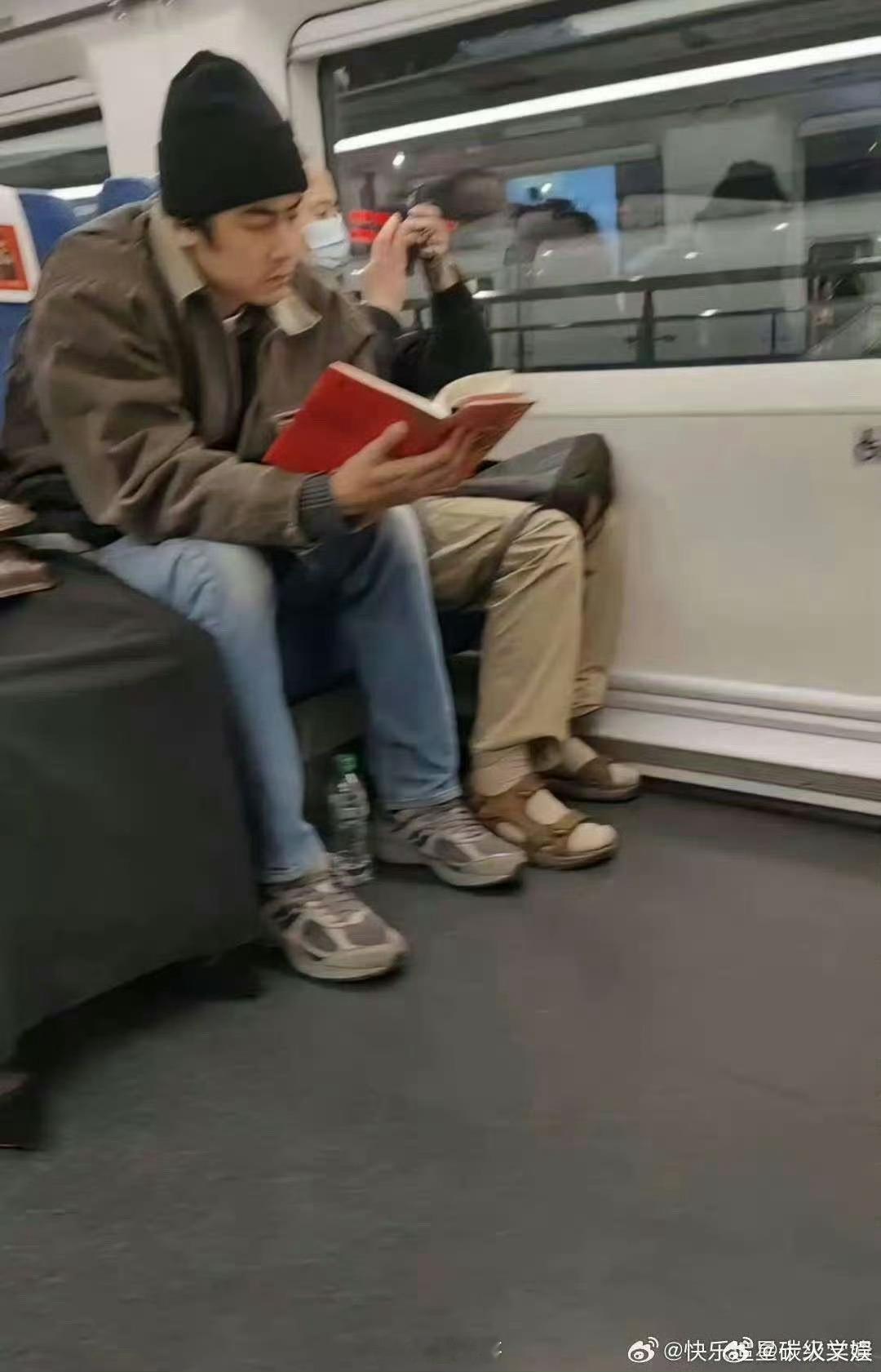 偶遇假装看书的纪凌尘 哈哈哈哈哈哈哈哈哈哈哈哈哈哈哈哈哈哈没想到纪凌尘这个赛道还