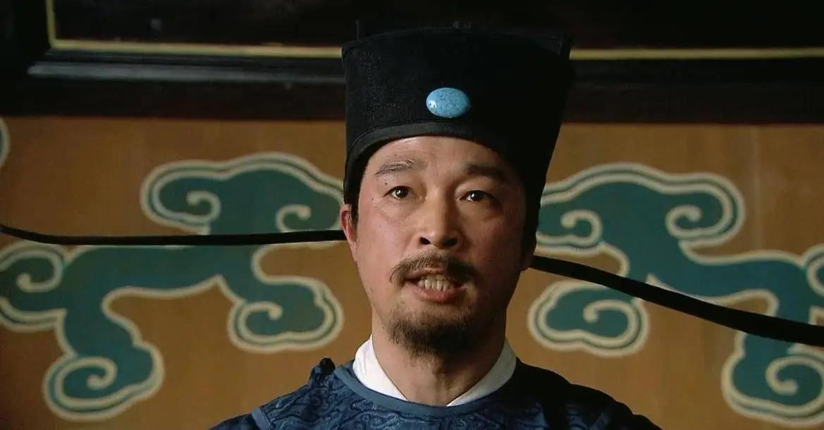 古代知县一个人管一个县，手下配了多少官吏帮忙？

一个知县，管着少则几万、多则十