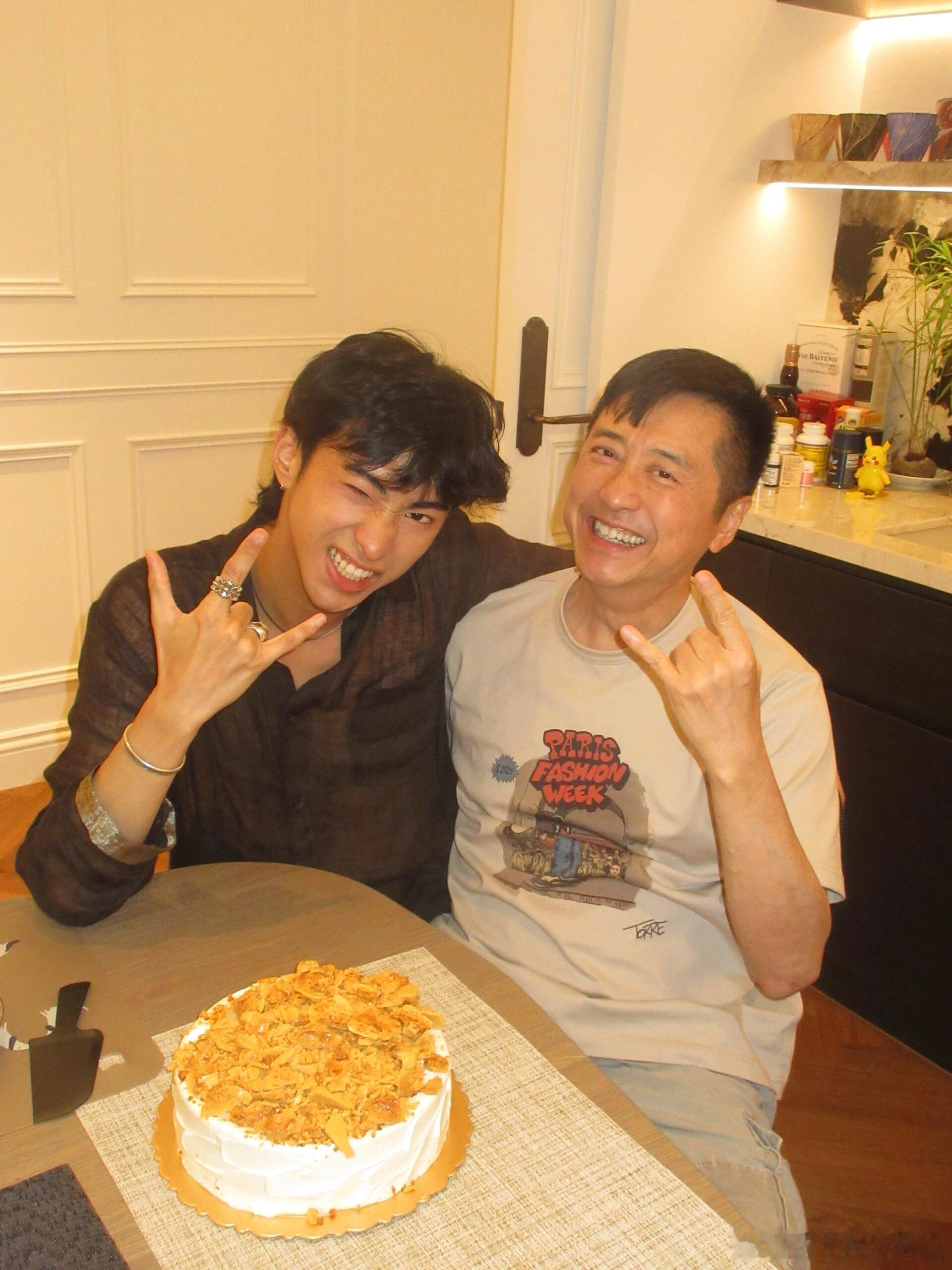 #恩利晒照为庾澄庆庆生##恩利陪庾澄庆过63岁生日# 庾澄庆63岁生日，儿子恩利