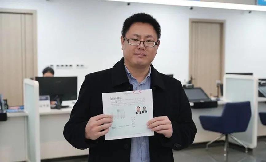 “民进党”当局宣称，已注销爱国台胞应志宏的台籍身份，应志宏却毫不犹豫的剪掉了自己