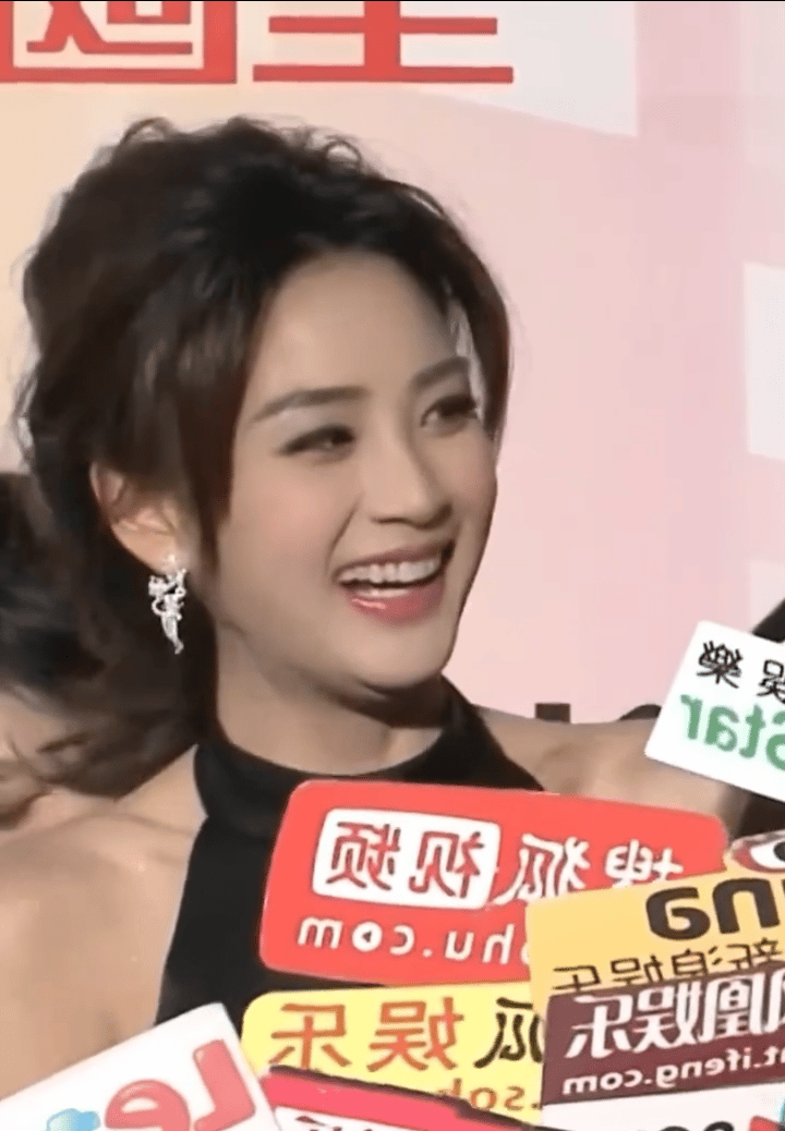 感觉女明星刚生完孩子都有一段高光时刻
怀孕胖了满脸的胶原蛋白
洪小铃生完比生之前