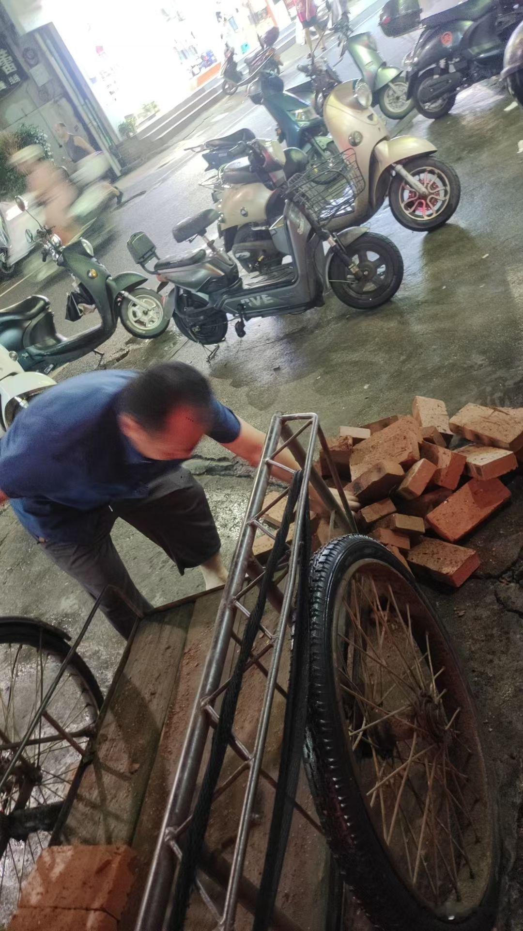 农民的辛苦我用一个例子表达
     市场上的冬瓜是五毛钱一斤。那农民种好冬瓜后