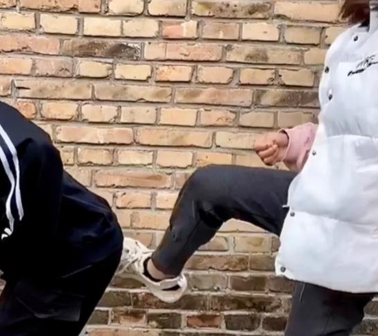 2024年，一00后女老师见男学生正欺负女学生，上前将其拽开后踹了一脚。回家后，