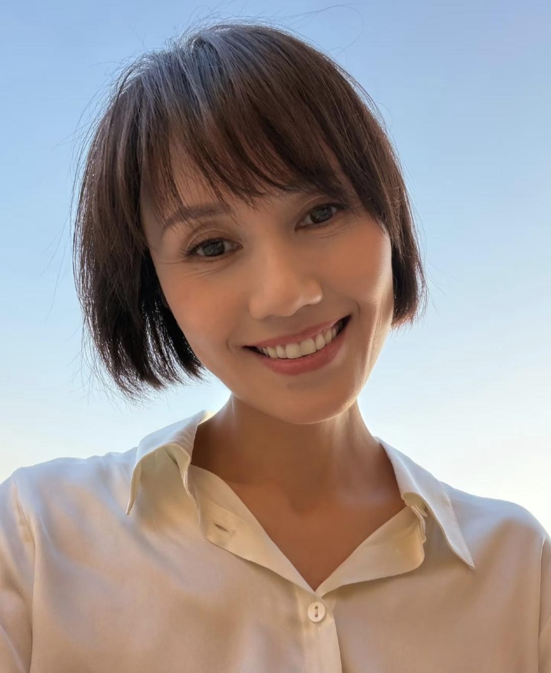 袁泉49岁生日自拍，
眼角的皱纹很明显，
一看就没有医美，
笑容自信大方，
清新