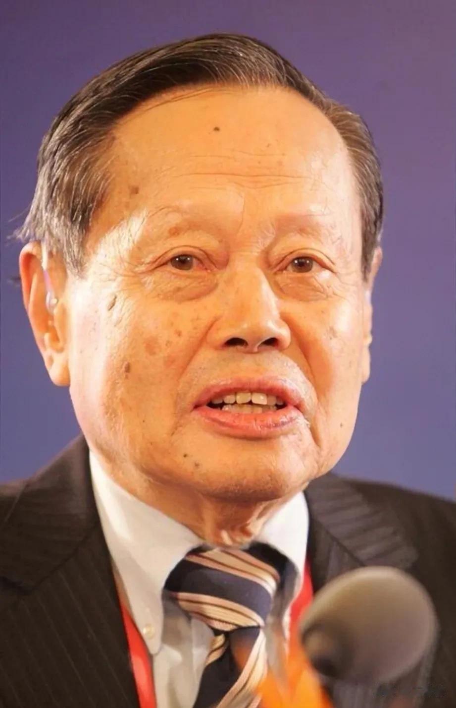 王蒙评价杨振宁，说的很中肯！

知名作家王蒙说:我很尊重杨振宁，他的贡献大家都知