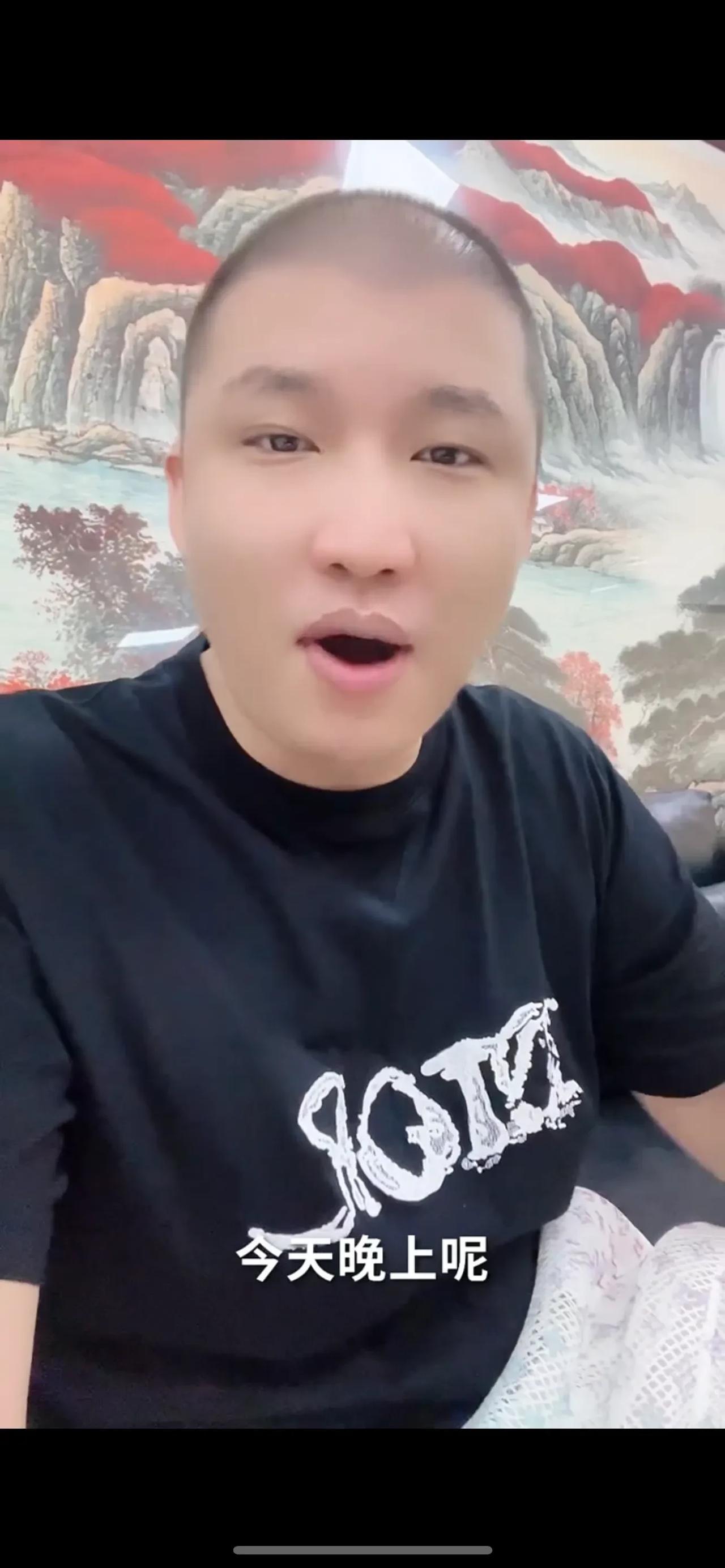 驴爸透露二驴在家呢，昨晚看到他，我现在每天在公司卖货，有时候十天八天我看不着他，