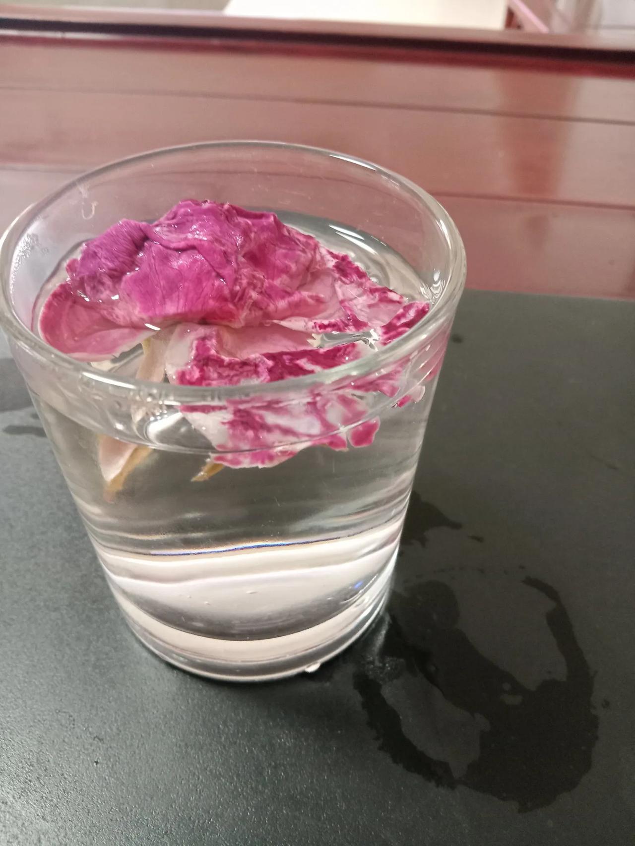 路上看到一个美团小哥
耳朵，眉毛都穿了环
我看的银光闪闪
可不觉得好看
我觉得那