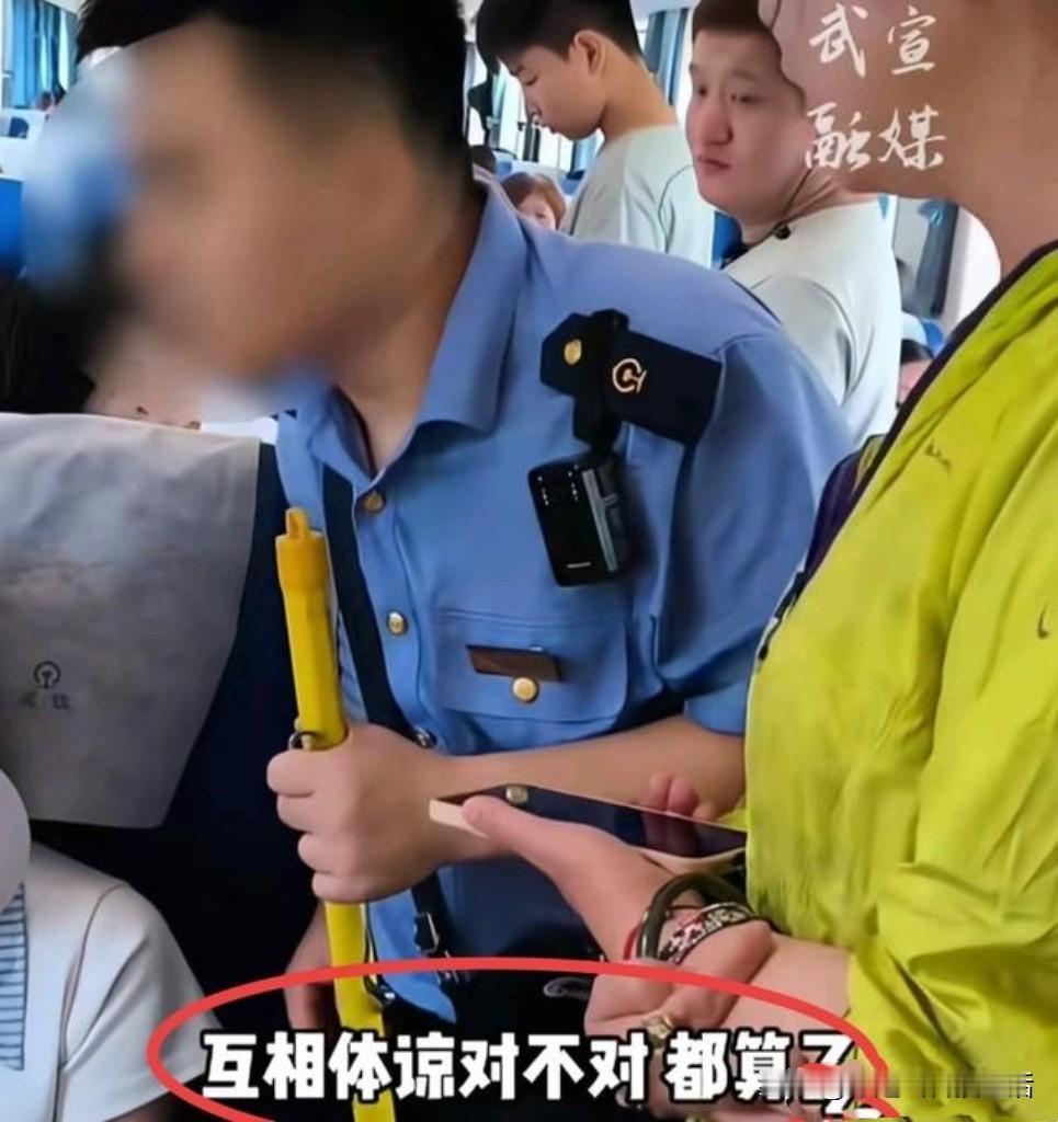 8月18日江苏列车上，两个女孩持三张连号硬座票，一人一座、一空座用来放行李。
