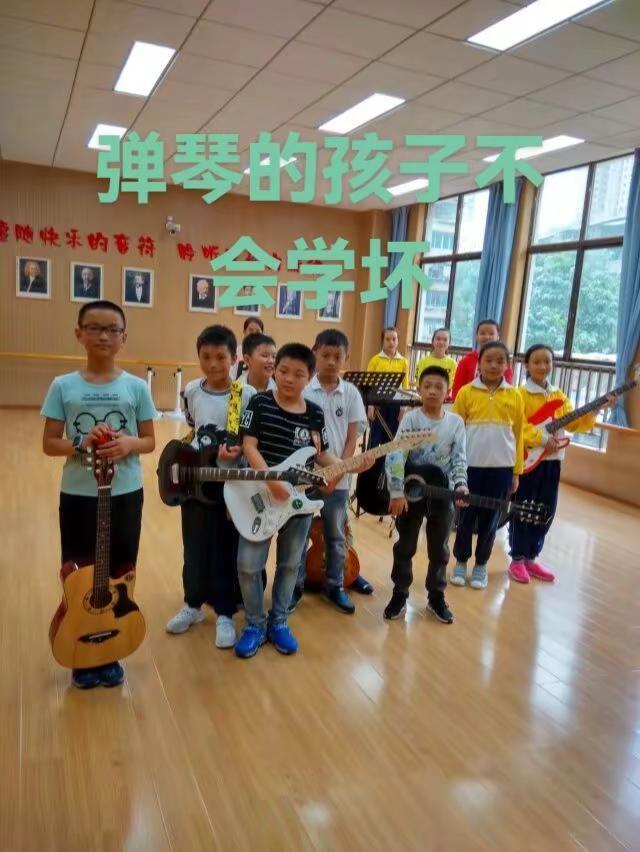 今天欣赏课吉他名曲《小罗曼斯》