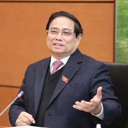 越南心里清楚中国不好惹，更担心吞下的南海岛礁哪天被一个个拿回去。于是它转身贴近西