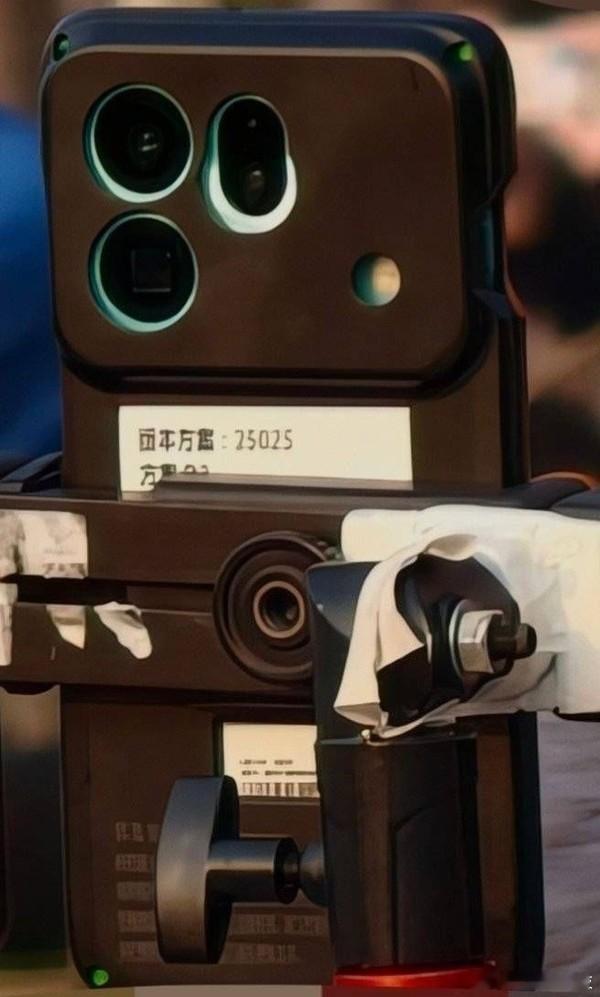 这张超远距离拍到的新机差不多就是OPPO的X9s Pro，可以看到背部镜头有3颗