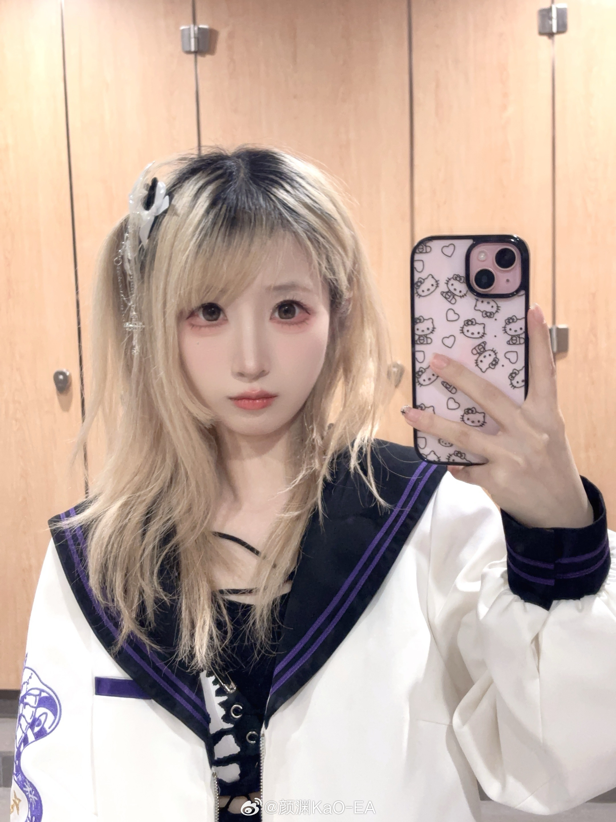翻到一张一本正经的对镜自拍应该是刚演完但是头发怎么跟被炮轰了一样哈哈哈 