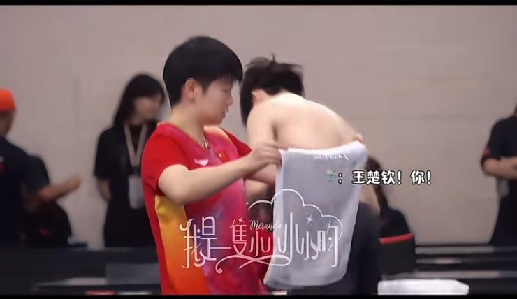 我莎的配得感真的好棒
是吾辈的楷模
看到楚钦在当众换衣服
立马甩开毛巾
语音沟通