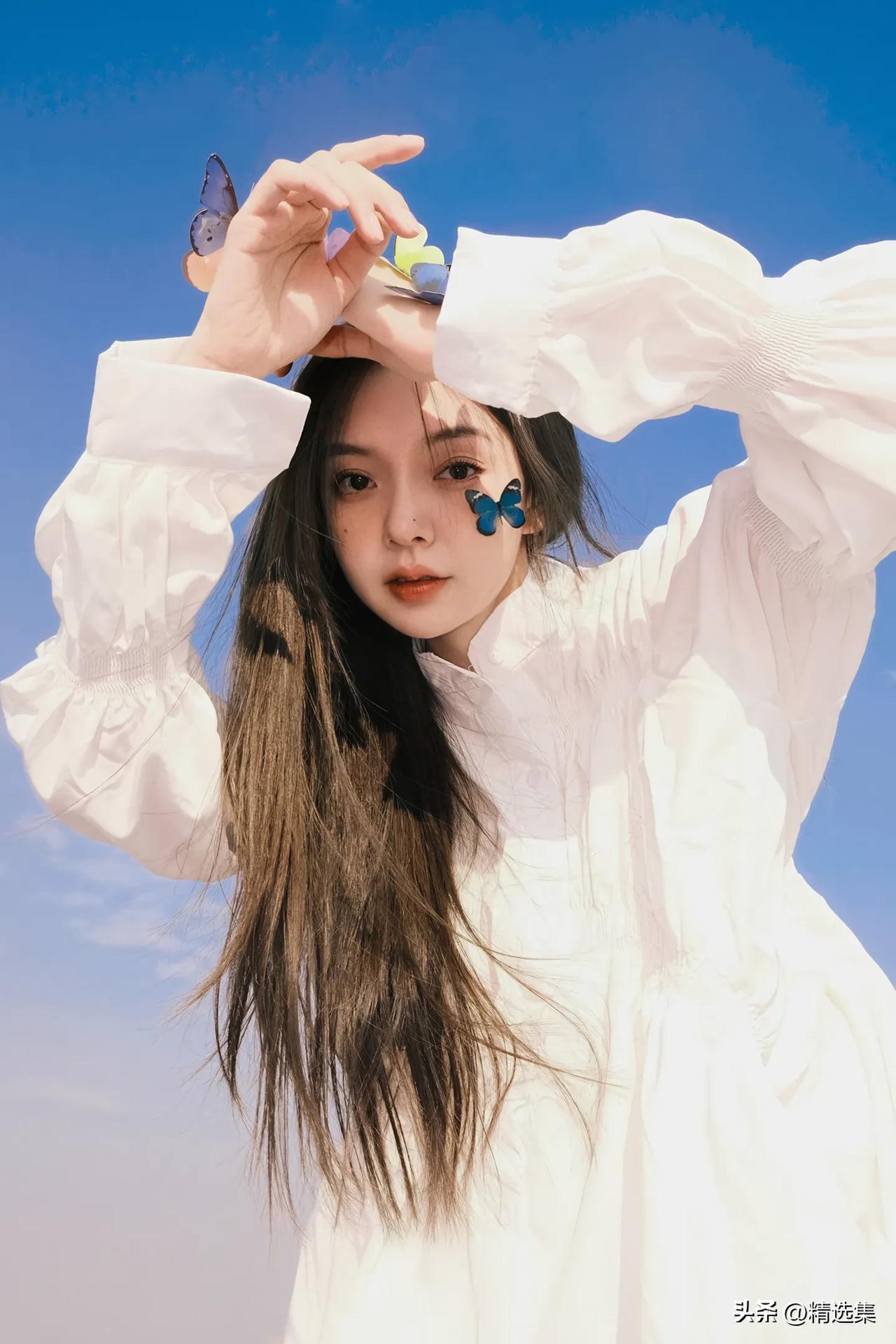 一身单色简洁穿搭，用亮色点缀更出彩。