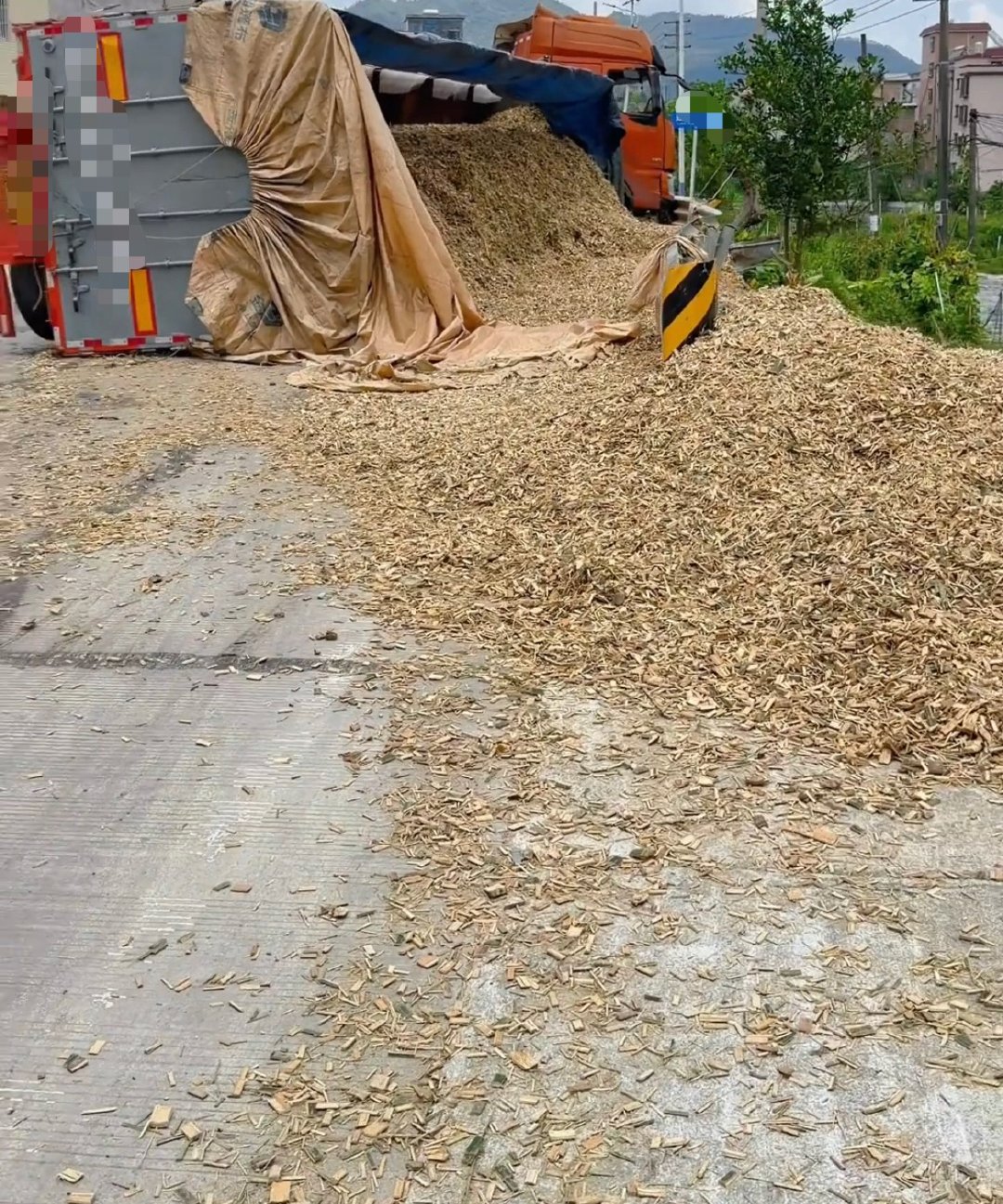 【玉林沙坡拖挂车厢侧翻车上竹片碎掉地上】6月28日，玉林市沙坡一辆拖挂大货车的车