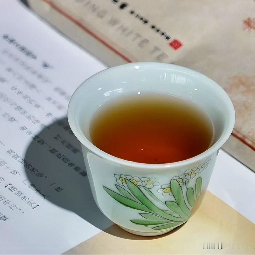 一个人的茶，与热闹无关，不为解渴，纯粹为了“享”。

热水注下，看蜷曲的叶子慢慢