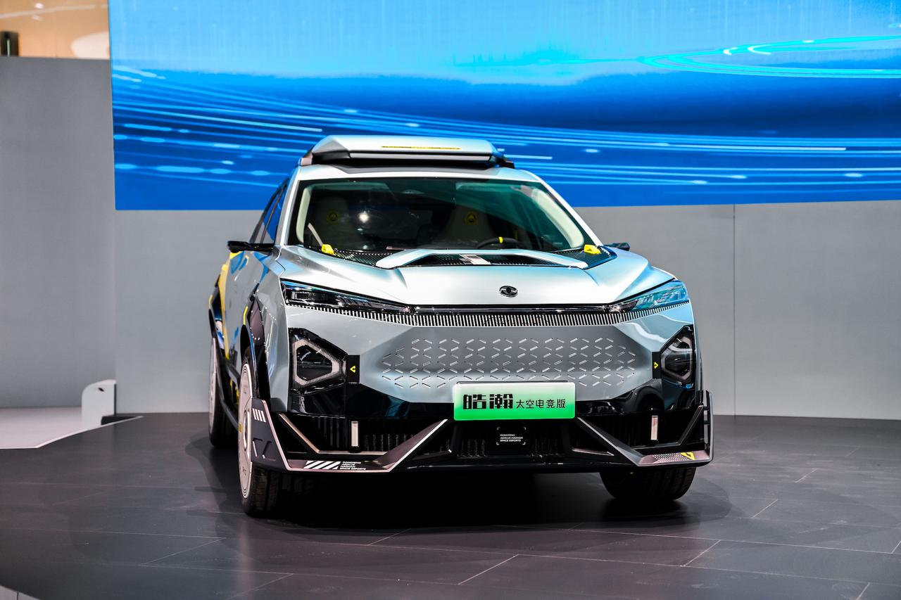 东风风神在2023年广州车展展示了多款新能源车型，其中包括皓瀚太空电竞版、皓瀚D