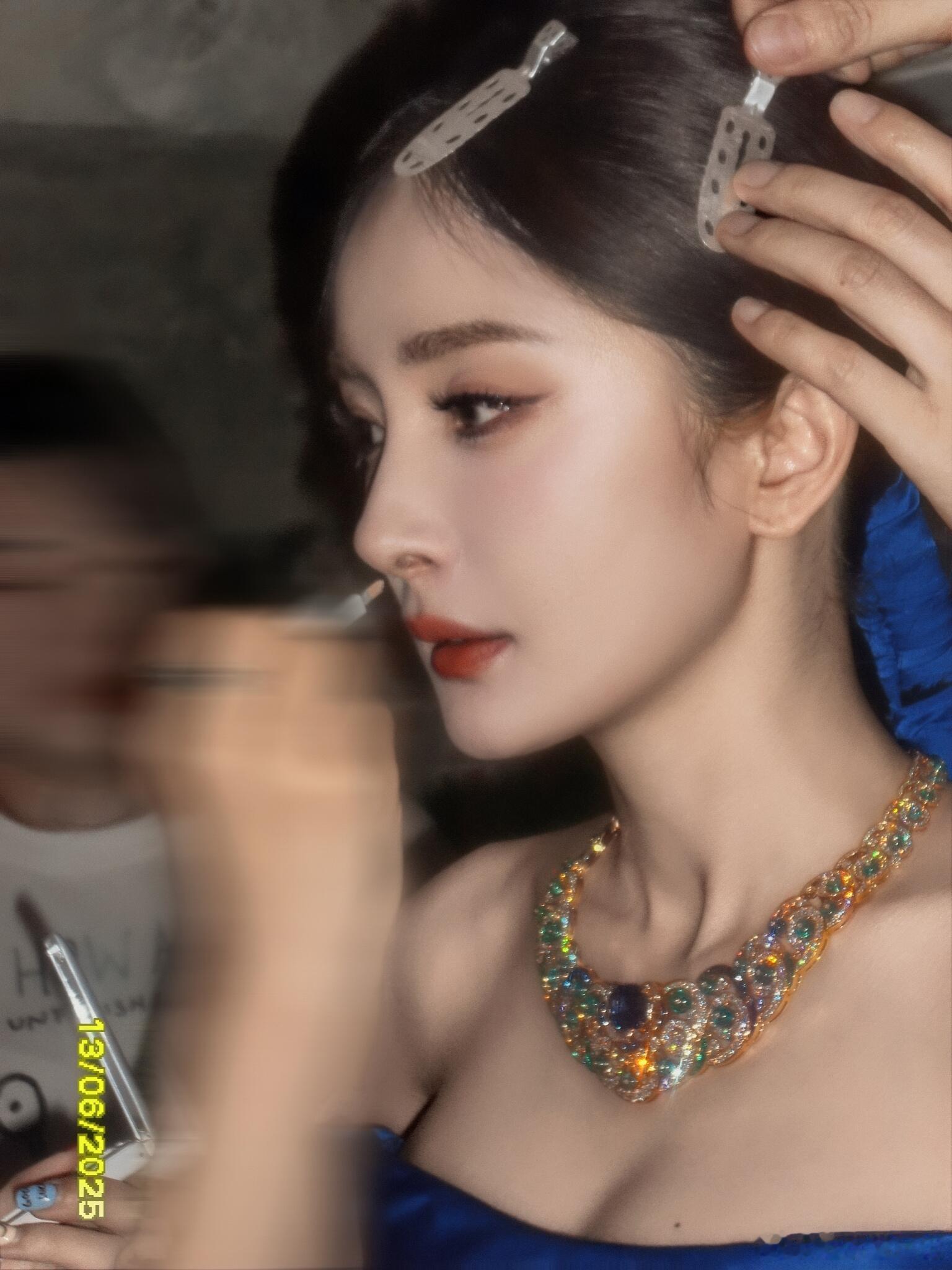 工作中的大幂幂，看起来还是那么可爱。杨幂工作时好有活力