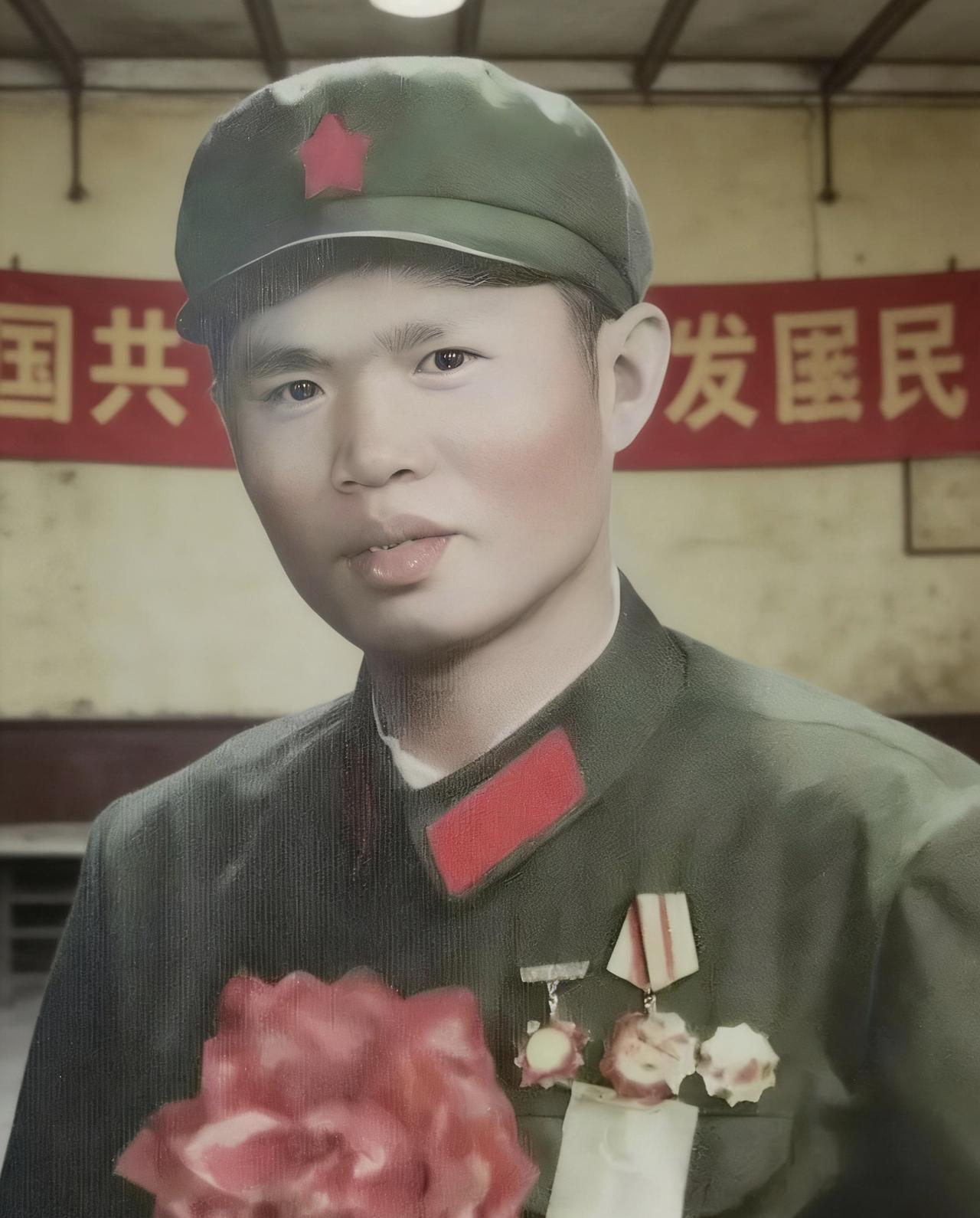 战斗英雄龙洪春，把一份结婚申请拍在了团部领导桌上。
 
彼时的龙洪春，是部队里前