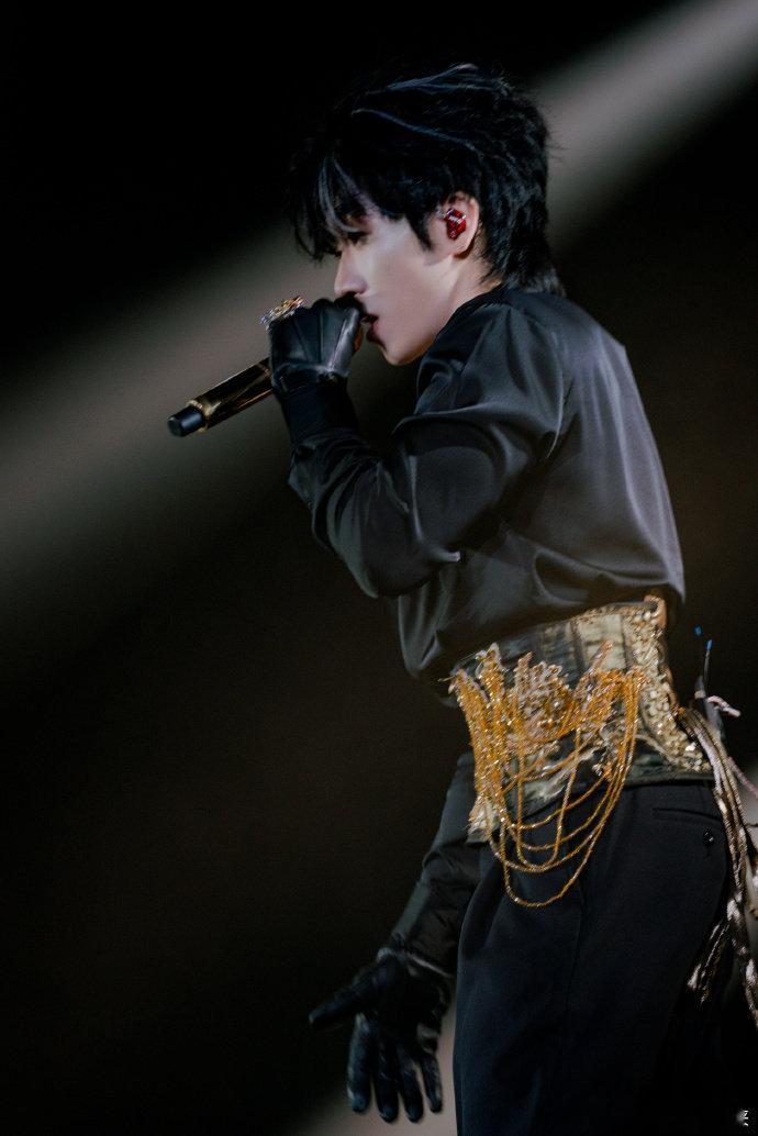 杨和苏 Asen杨和苏就该独美，别总被无关的人或事cue到。他不管是搞音乐还是尝