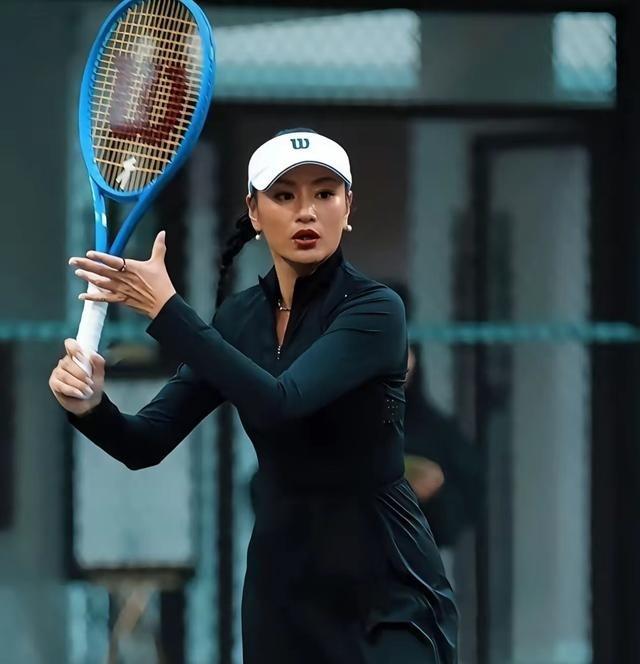 戴军问瞿颖：“你一个星期打多少次网球，3-4次吗？”瞿颖摆摆手：“一个星期打7次