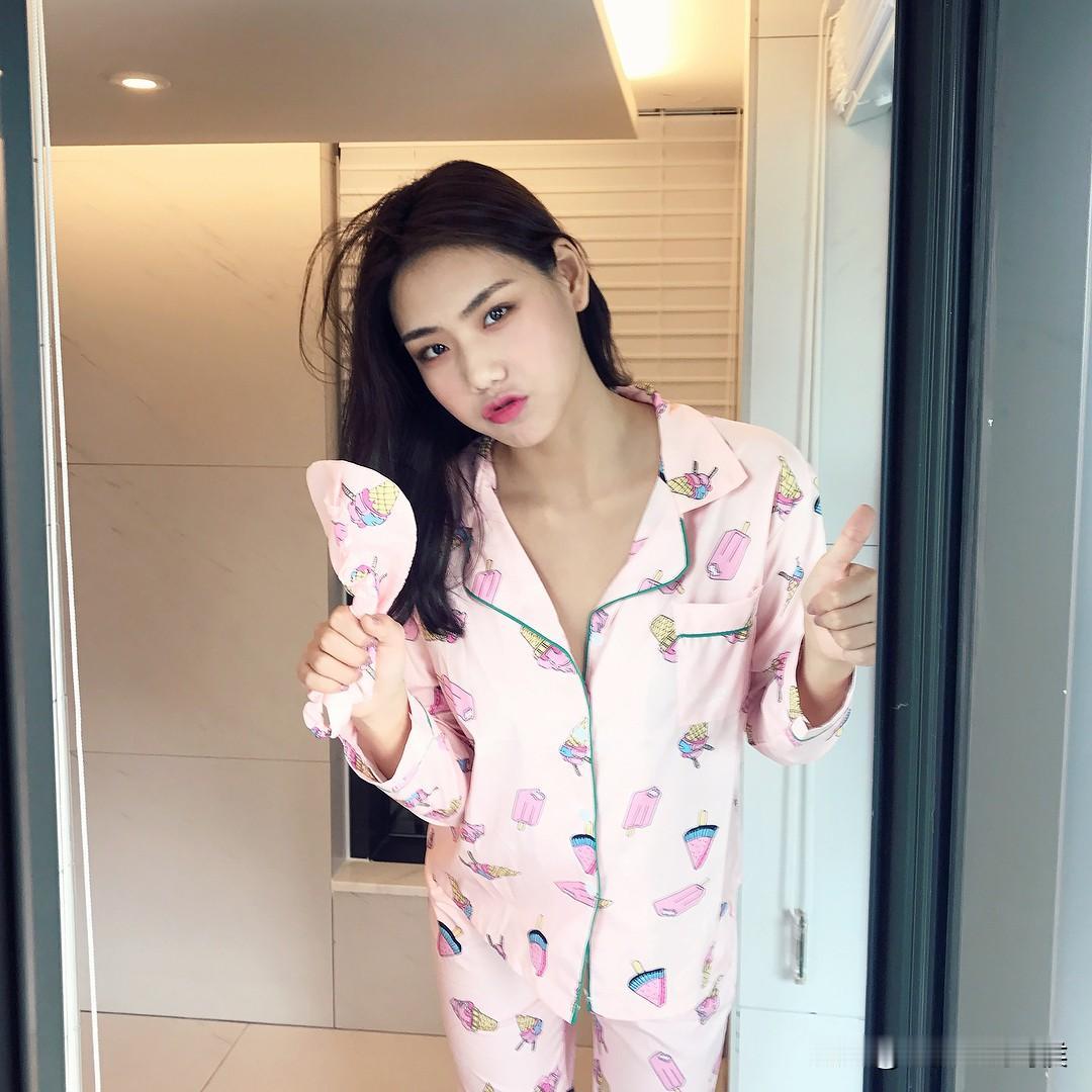 刚才一不小心，洗好的内裤掉到了楼下阳台，我赶紧跑去楼下去拿，内裤是新的，才穿了一