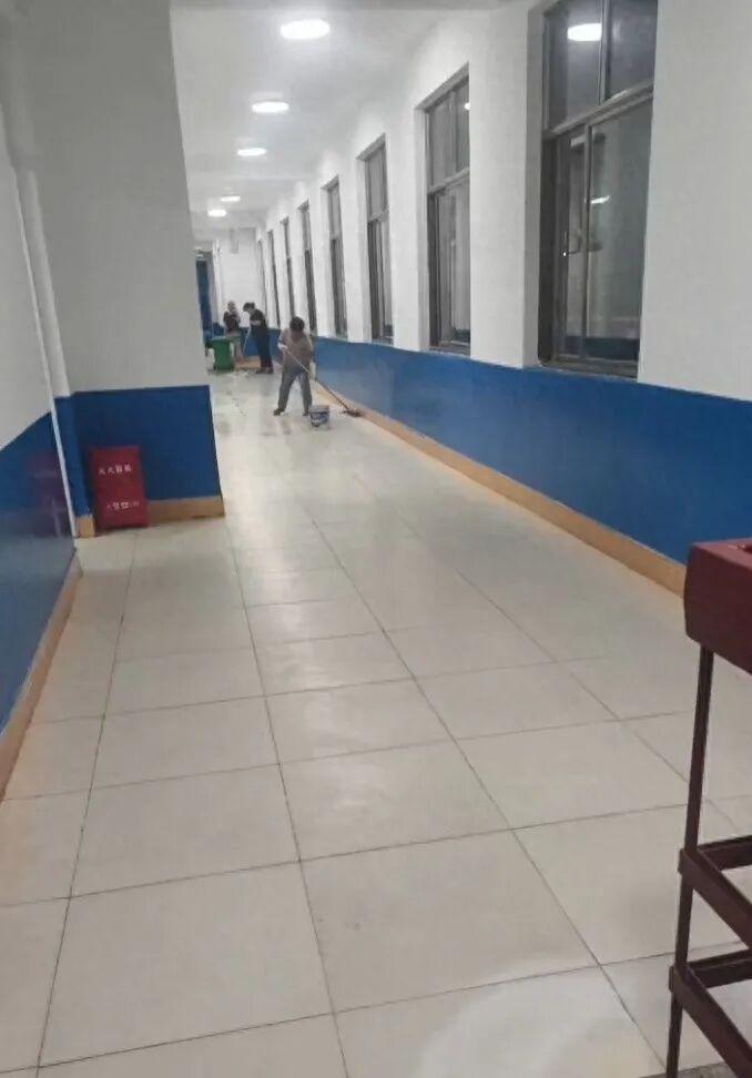 山东某小学班级，56个学生里面41个请假，教室味道冲人，不少孩子头晕流鼻血！
