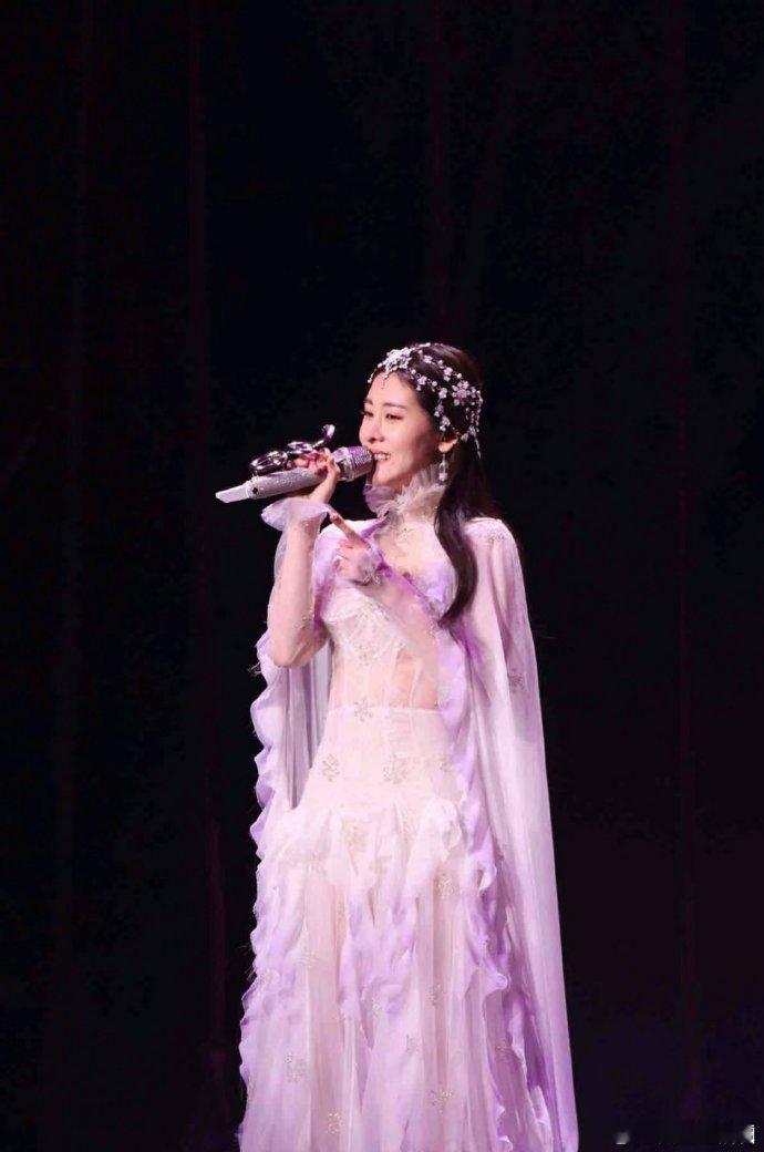 #张碧晨校园路演又放大招了# 张碧晨的校园路演让人眼前一亮，她的歌声和台风都让人