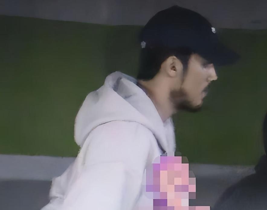 一家三口从医院出来，本该是再普通不过的生活片段，却因为陈牧驰和陈冰的出现迅速引发