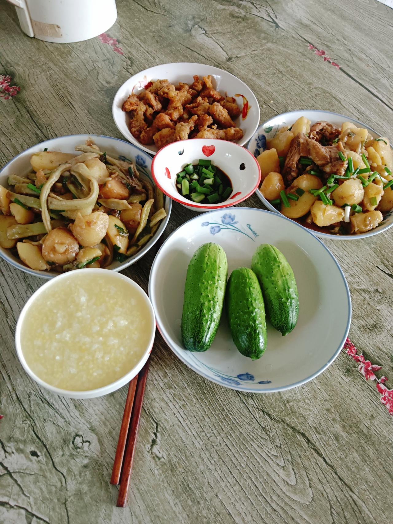 往后我不用花钱也饿不死了，地蛋，黄瓜，豆角都下来了，天天就吃呗[捂脸][捂脸][