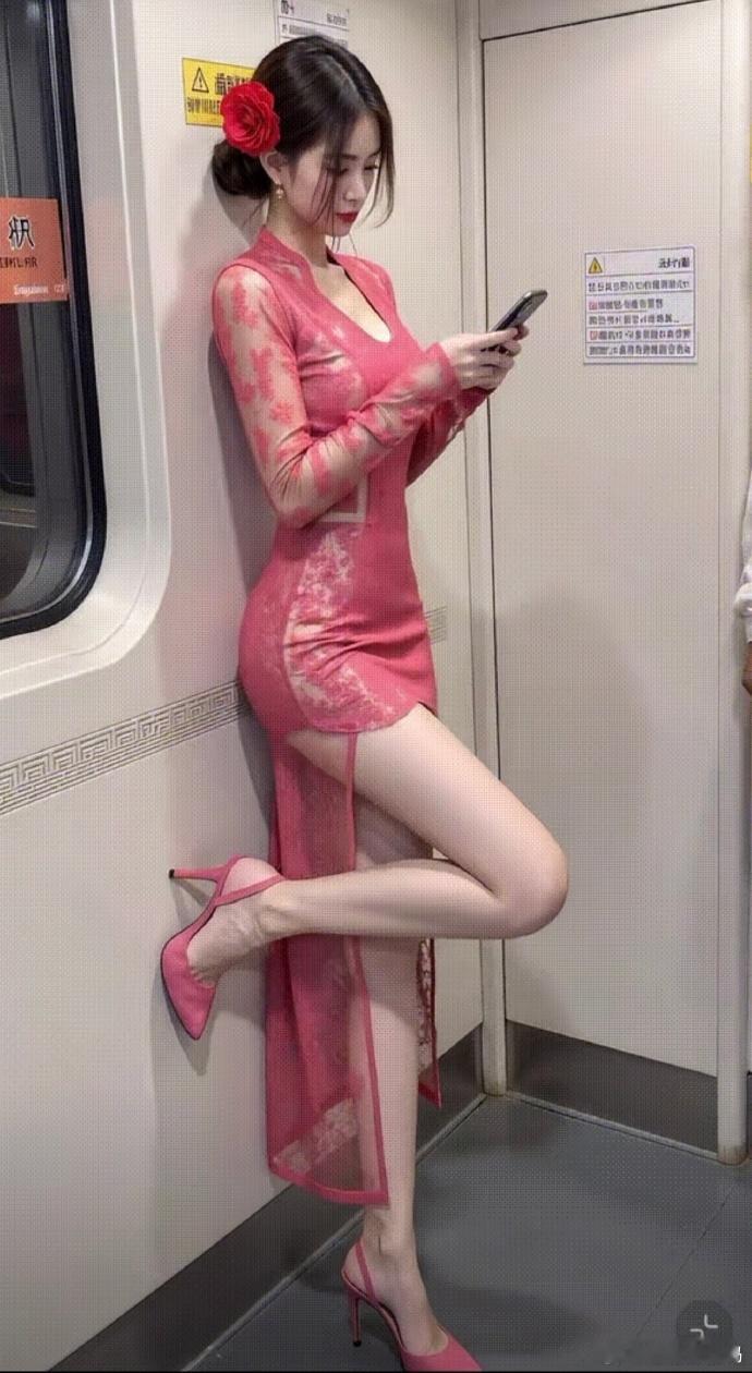 地铁邂逅惊艳一幕，那女生气质超凡，身材绝佳，宛如一道亮丽风景，在车厢中熠熠生辉，