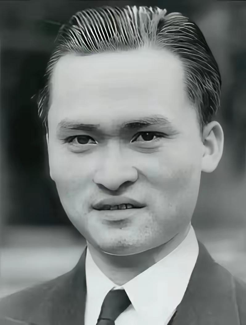 1942年，大西洋上漂着个中国小伙潘濂。木筏都快散架了，他死死抠着绳子，靠啃生鱼