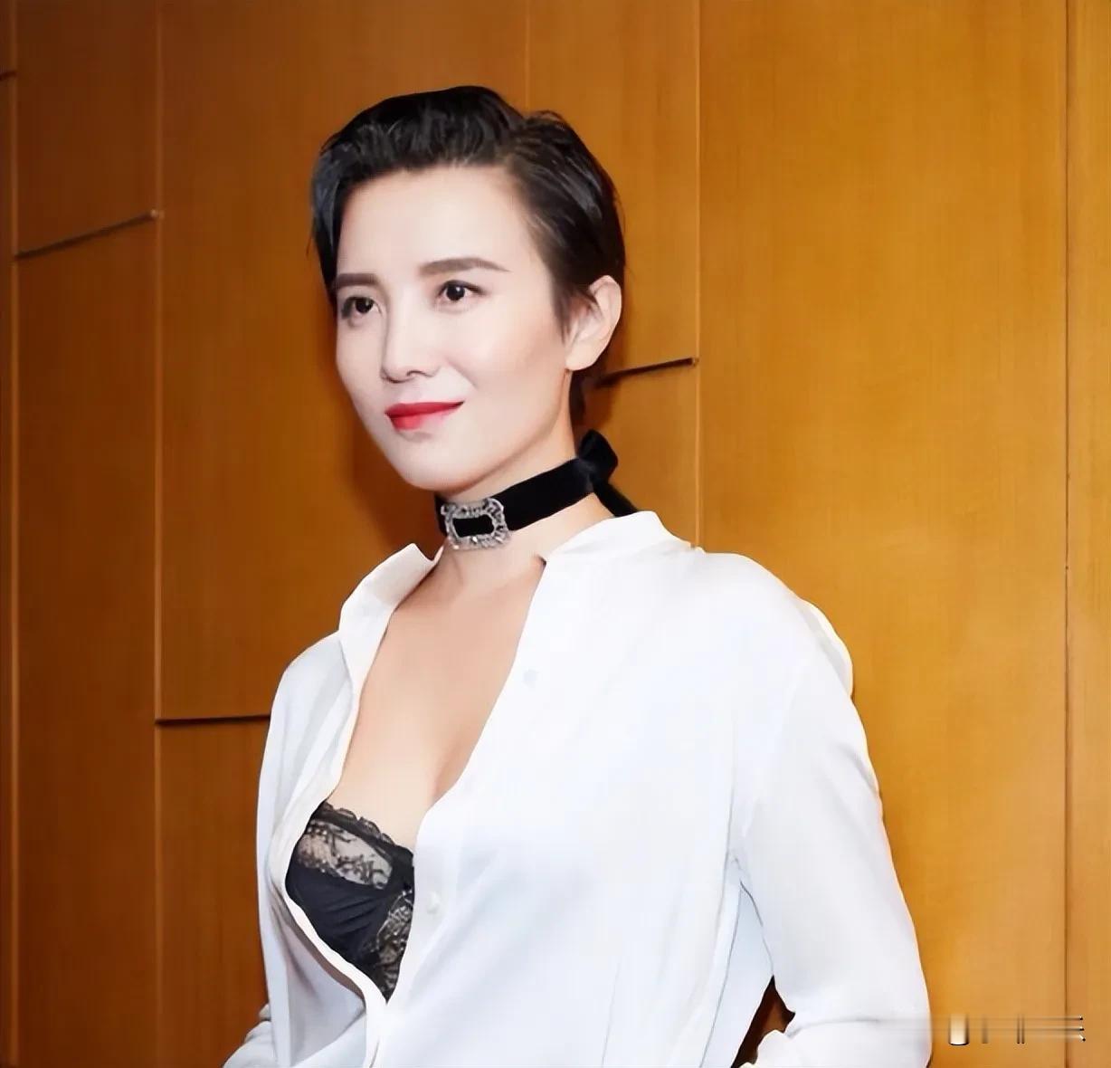 小宋佳，颜值引发热议！

不同的人对她的长相看法不尽相同。

有人觉得她长相一般