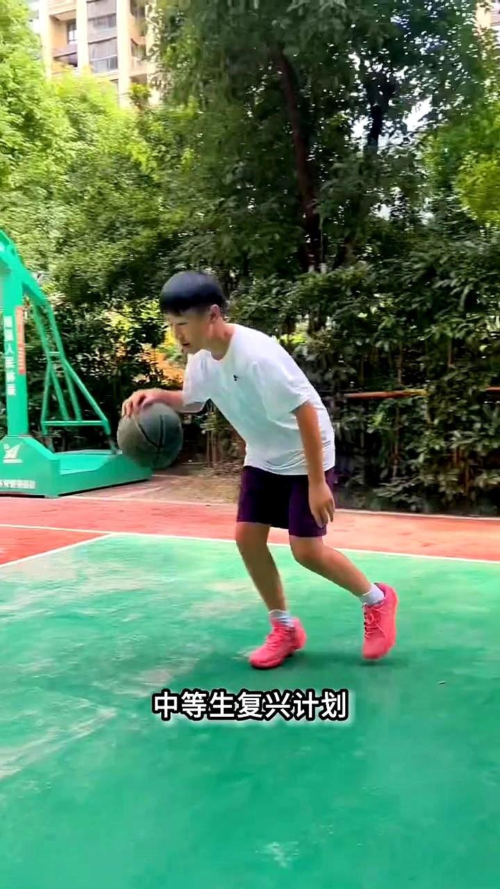 所以对不起，我消失了一整年。

七年级开学，我被篮球队、足球队抢着要，却被爸妈摁
