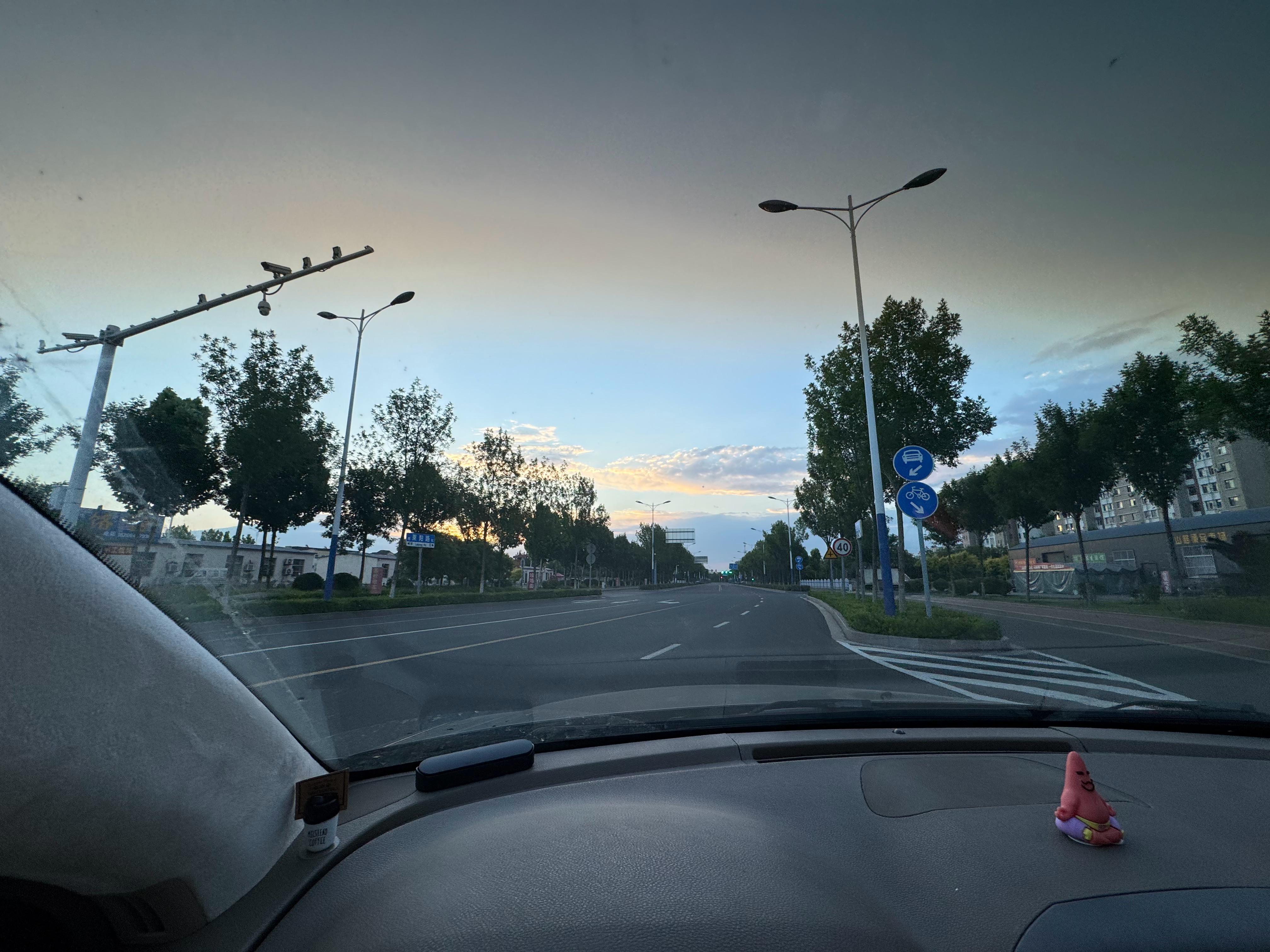 年轻人不要总熬夜哎，又没睡着，最近不知道是怎么了…… 