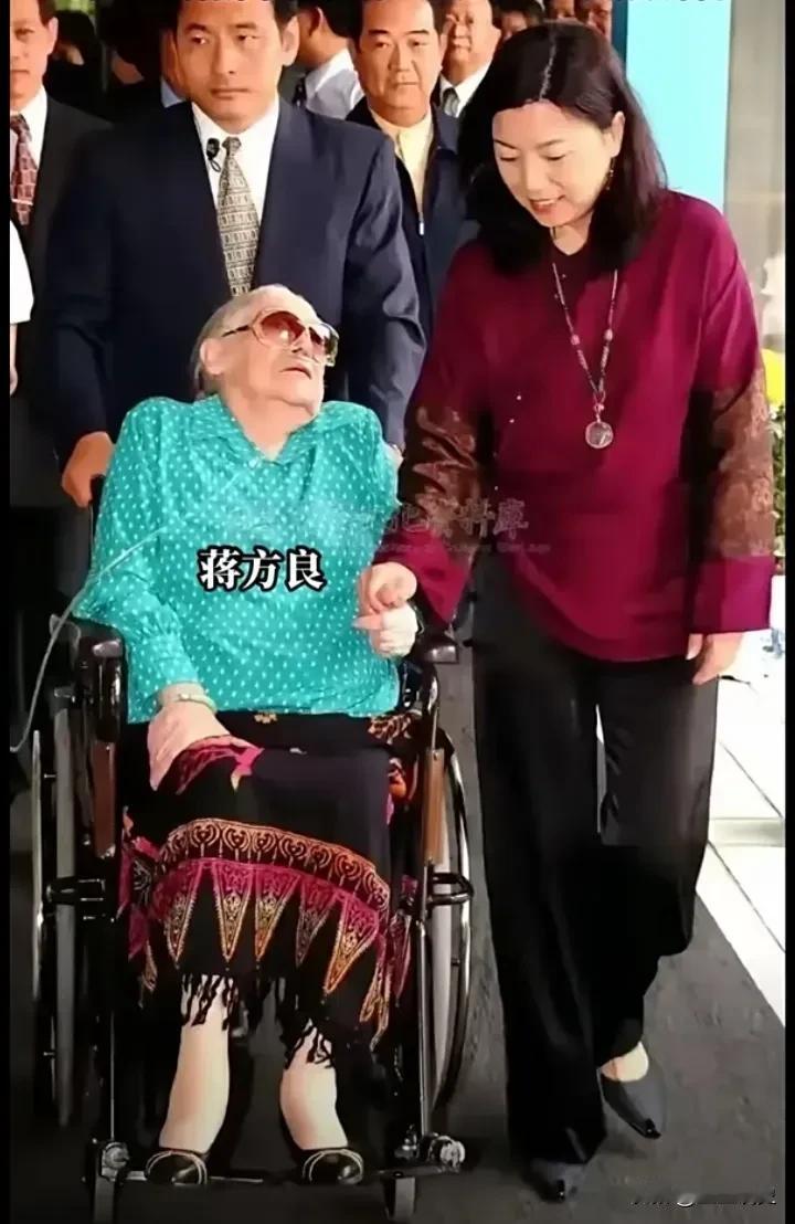 2004年，蒋方良在孙女蒋友梅等人陪同下最后一次现身公众。那时的她身体状态不是很