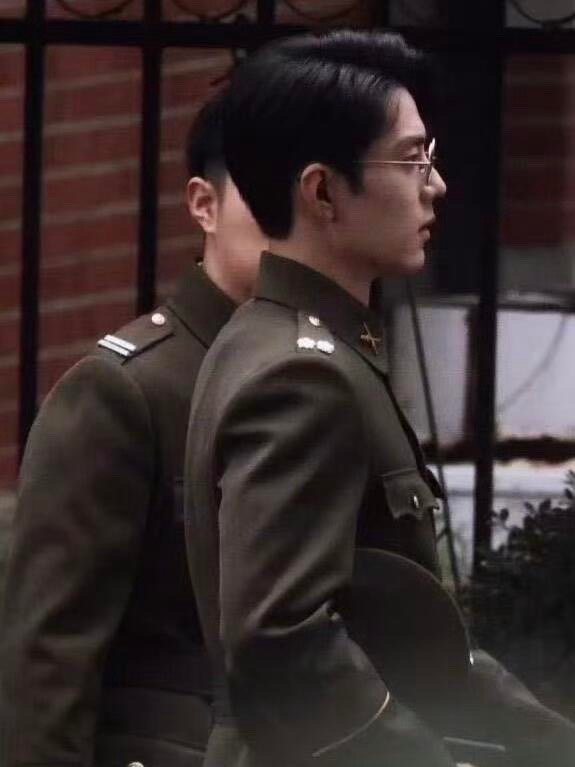 军装男神出现了，这个少白帅的有点无法无天了[融化]肖战少白军装 ​​​