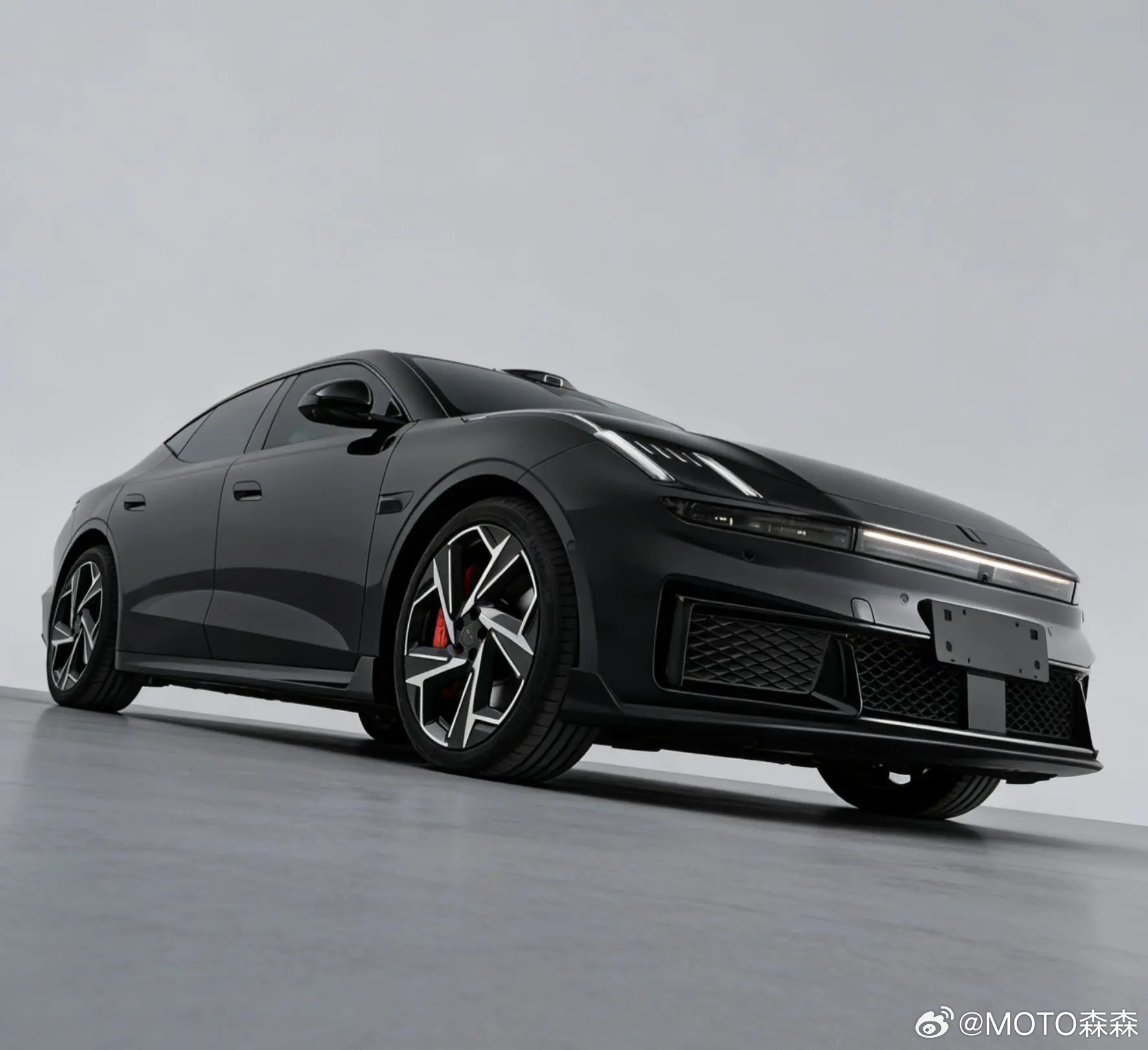 没有边界的假想才是ai的舒适区 只不过和原图没啥联系了不过这个ai版的前脸设计倒