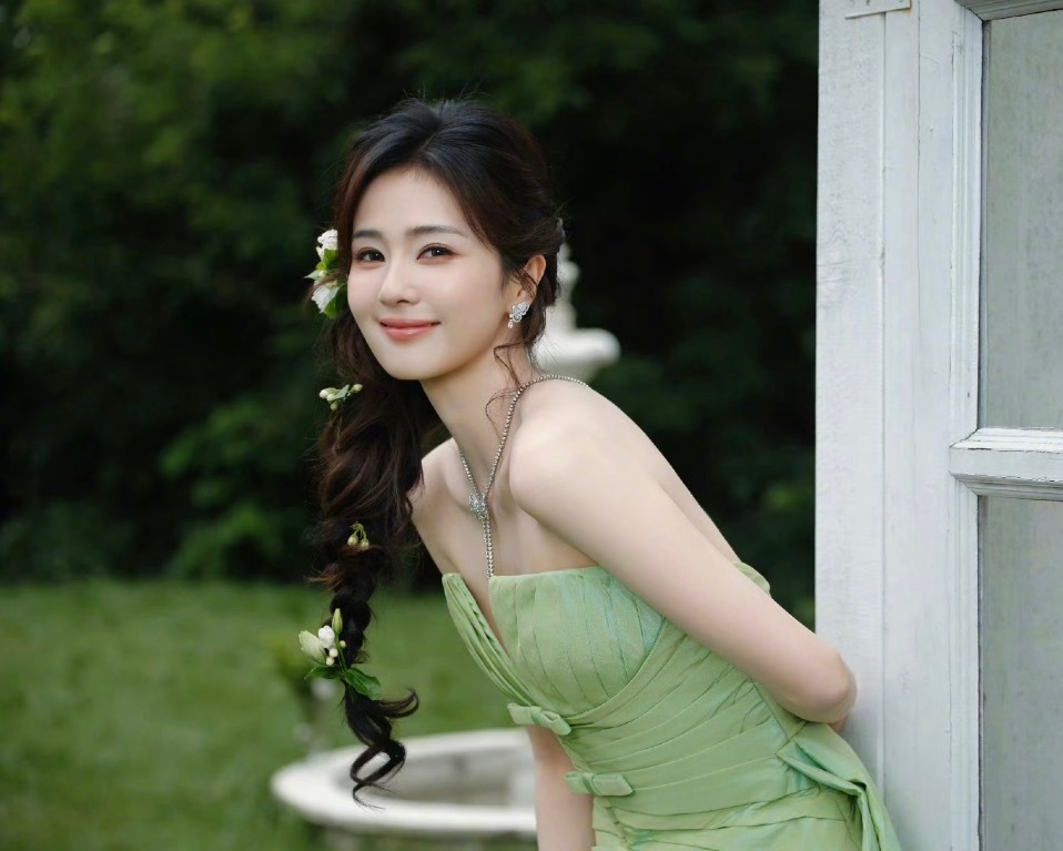 白鹿方六连辟谣又开始搞白鹿了，这段时间她也不消停，合同长尾期最麻烦，还有那么多人