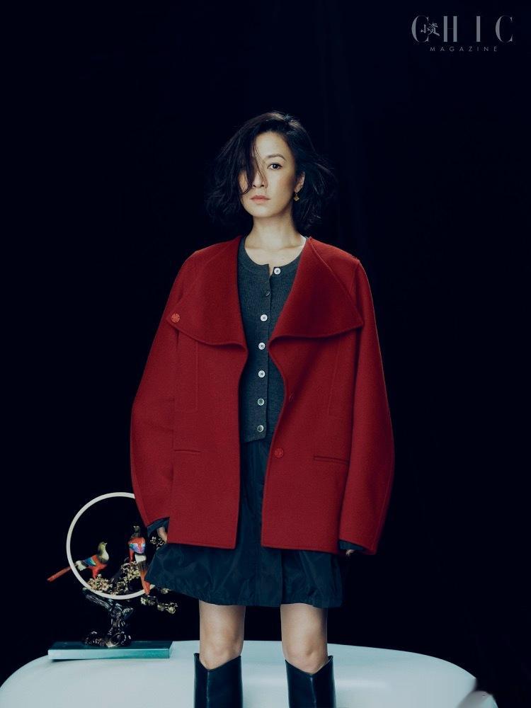 #佘诗曼[超话]# 《CHIC小资》发布12月视觉时尚大片，Man姐佘诗曼一袭红