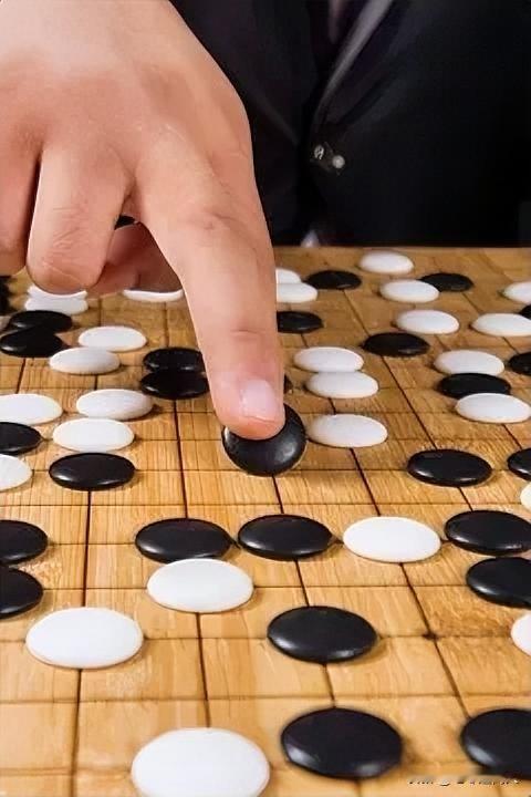 【上联】落子终无悔
【上联】棋枰胜败寻常事
【下联】[灵光一闪][灵光一闪][灵