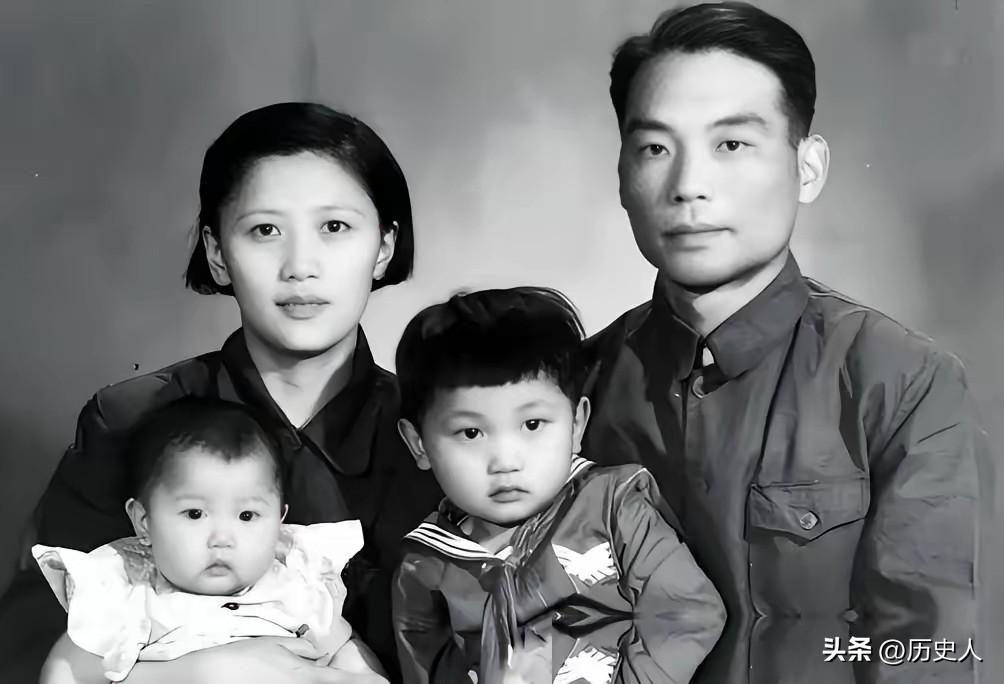 2004年，85岁熊向晖偶遇胡宗南之女，一张6字名片，道尽半生潜伏沧桑
 
20