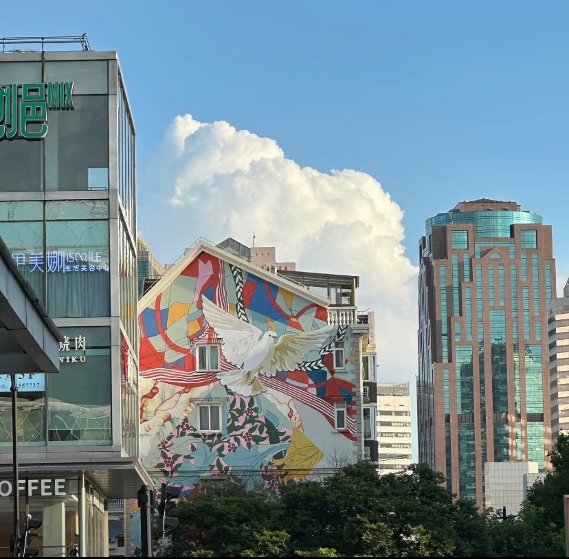 上海热化了要，一大早体感36度，但是天空跟开了滤镜似的。 