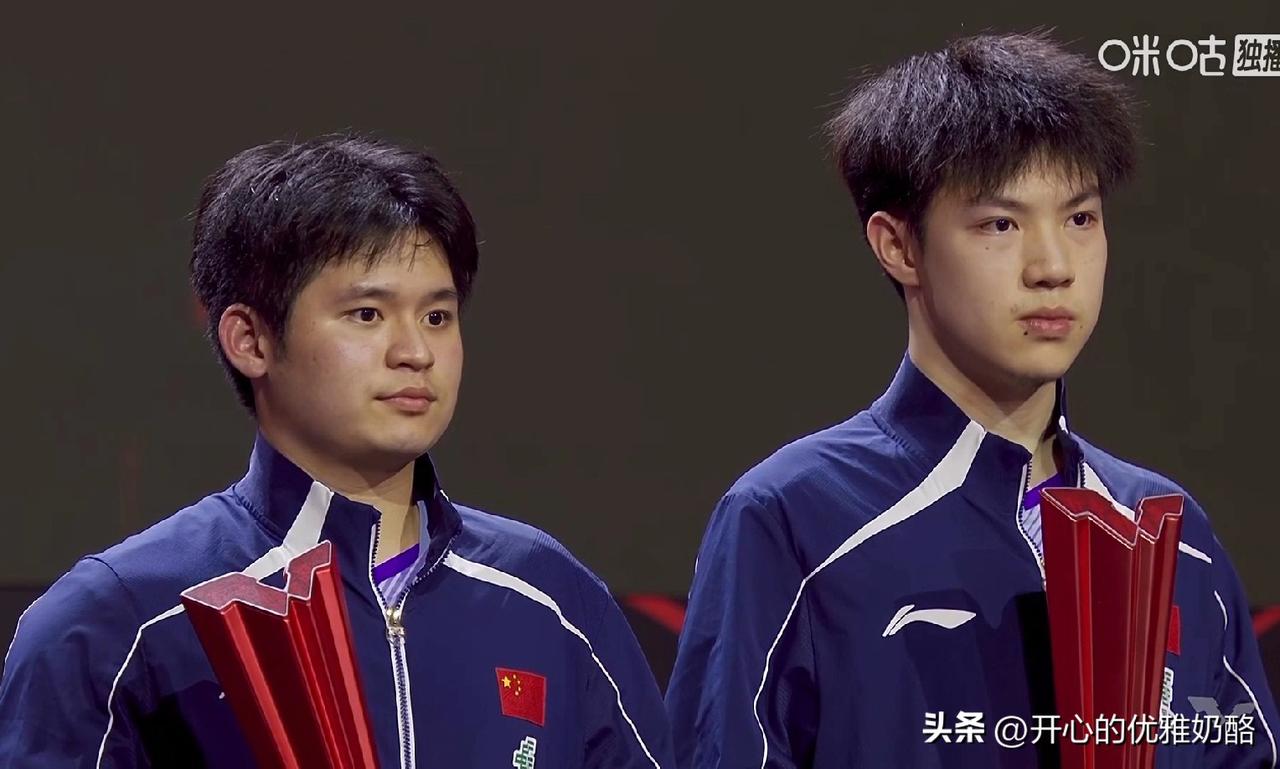 男双颁奖典礼，林诗栋和黄友政不是很开心。
林诗栋和黄友政尽管站到领奖台，但不是去