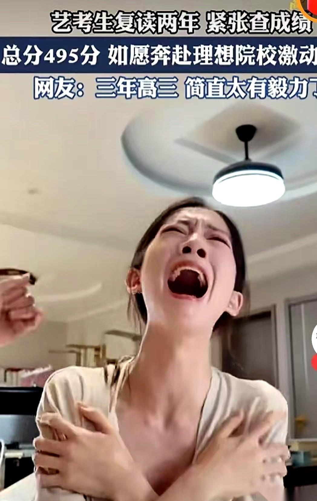 一部手机，被哆嗦着塞进亲妈手里，活像个刚拉了引信的炸弹。
这是她第三次高考。
亲